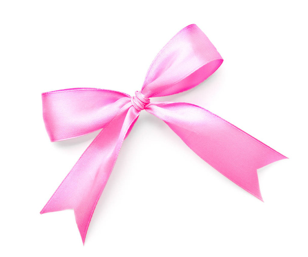 Όμορφη τόξο κατασκευασμένο από ροζ κορδέλα σε λευκό φόντο - Φωτογραφία, εικόνα