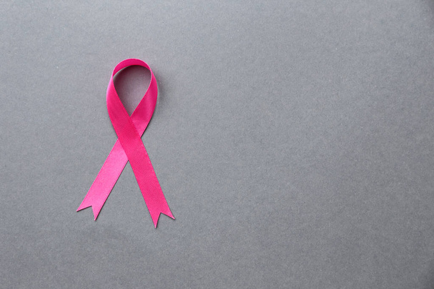 Fita rosa sobre fundo cinza. Conceito de câncer de mama - Foto, Imagem