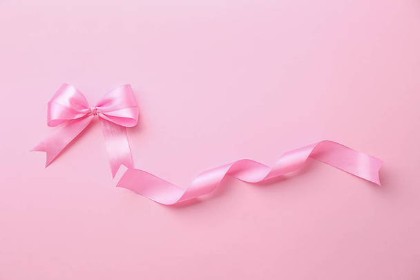 色の背景上のピンクのリボンからの美しい弓 - 写真・画像
