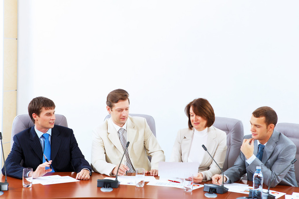 Cuatro empresarios en la reunión
 - Foto, imagen