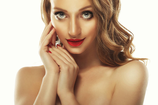 Beautiful woman face closeup with long blond hair and vivid red lips - Valokuva, kuva