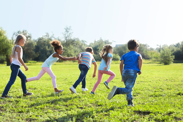 Bonito crianças brincando ao ar livre
 - Foto, Imagem