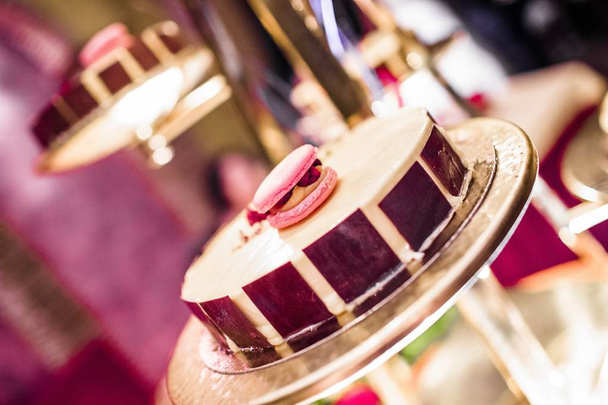 Desserts und Hochzeitstorte mit sehr süßen Cupcakes bei einer Veranstaltung. - Foto, Bild
