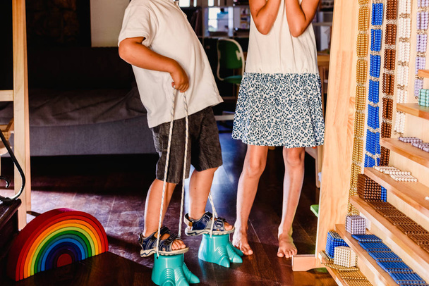 Bambini che giocano con l'arcobaleno di legno waldorf montessori
 - Foto, immagini