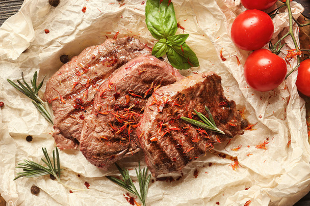 Ízletes sült steak, pergamen - Fotó, kép