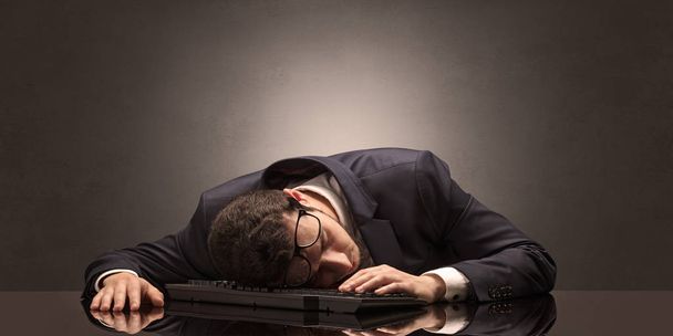 Geschäftsmann schlief am Arbeitsplatz ein - Foto, Bild
