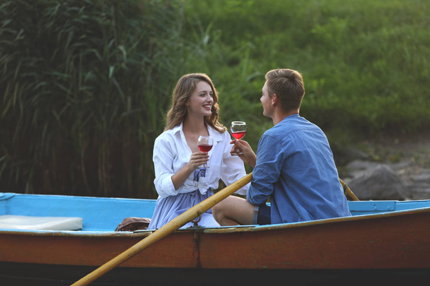 Linda pareja joven que tiene una cita romántica en barco
 - Foto, imagen