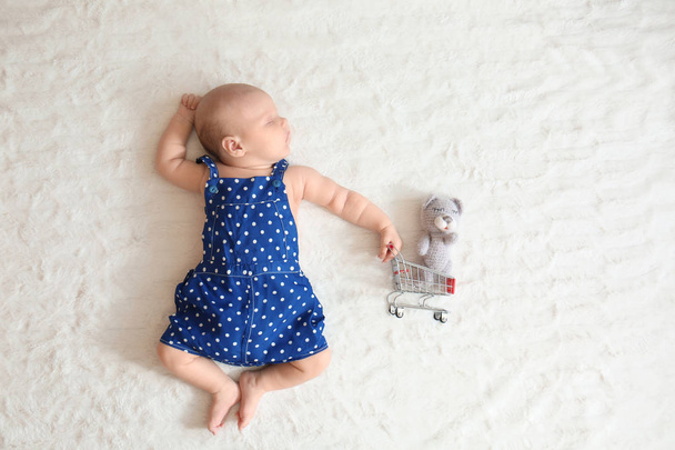 Yatakta uyuyan ayı oyuncak ile şirin bebek - Fotoğraf, Görsel