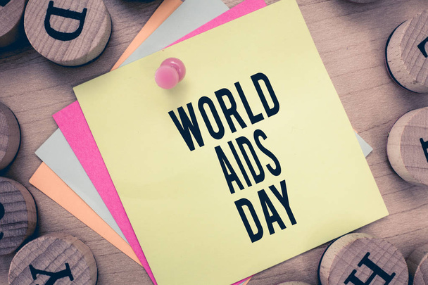 Tekstimerkki, jossa näkyy maailman aids-päivä. Käsitteellinen valokuva 1. joulukuuta omistettu tietoisuuden lisäämiseksi aidsista
 - Valokuva, kuva
