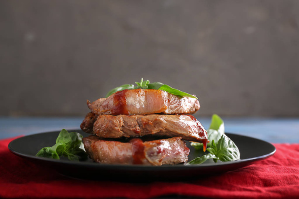 Assiette avec de délicieux steaks grillés et sauce sur la table
 - Photo, image