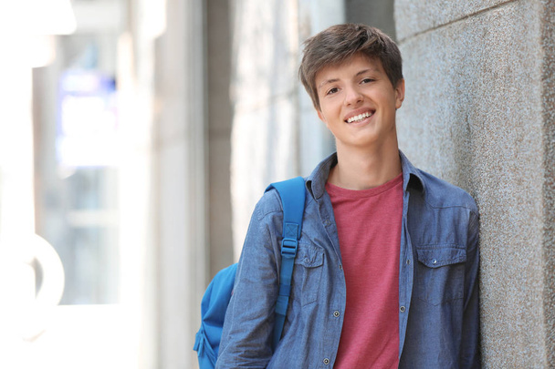 Dospívající chlapec s batohem venku - Fotografie, Obrázek