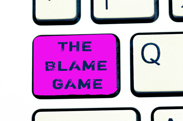 Segno di testo che mostra The Blame Game. Foto concettuale Una situazione in cui le persone cercano di incolparsi a vicenda
 - Foto, immagini