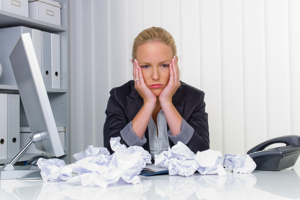 Woman in office with crumpled paper - Foto, imagen