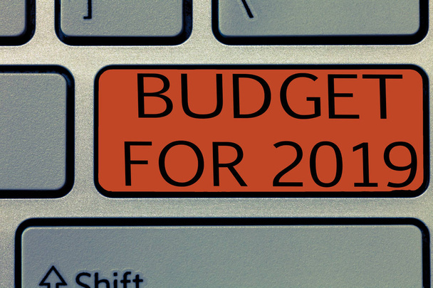 Nota de redação mostrando orçamento para 2019. Foto de negócios mostrando uma estimativa por escrito de receitas e despesas para 2019
 - Foto, Imagem