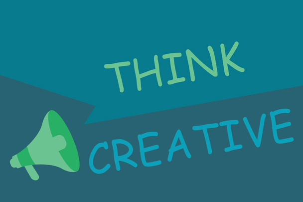 Piszę notatkę z "Think Creative". Pokazywanie zdjęć biznesowych Zdolność postrzegania wzorców, które nie są oczywiste - Zdjęcie, obraz