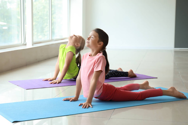 Małe dziewczynki praktykowania jogi w pomieszczeniu - Zdjęcie, obraz