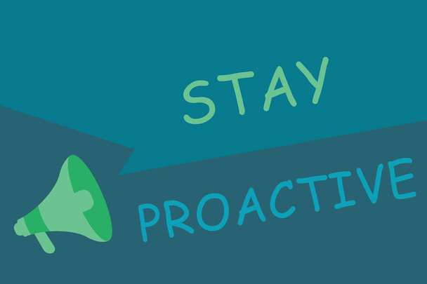「 Stay Proactive 」を示すメモを書く。予想されるイベントに先駆けて自分の意思決定を紹介するビジネス写真 - 写真・画像