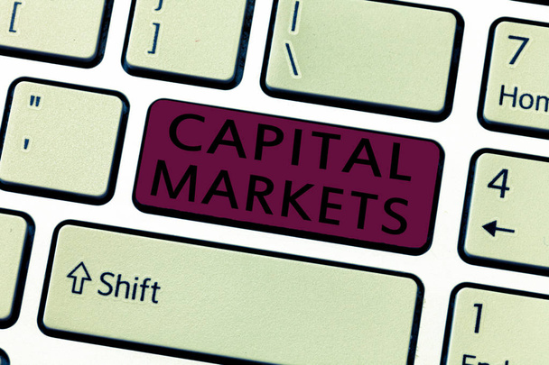 Szó írás szöveg Capital Markets. Üzleti koncepció a vállalkozások számára a piacbiztonság megteremtésével történő tőkebevonás lehetővé tétele - Fotó, kép