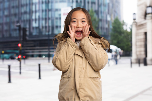 cinese bambina in parka gridando alla macchina fotografica
   - Foto, immagini