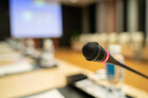Microphone sur le forum d'affaires flou Formation à la réunion ou à la conférence Apprentissage Coaching Room Concept, fond flou. - Photo, image