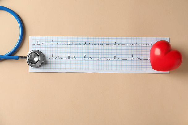 Medische stethoscoop, rood hart en cardiogram op lichte achtergrond - Foto, afbeelding