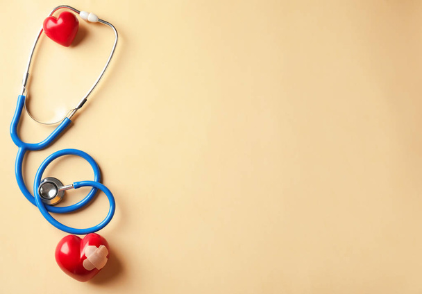 medizinisches Stethoskop und rote Herzen auf hellem Hintergrund. Kardiologie-Konzept - Foto, Bild