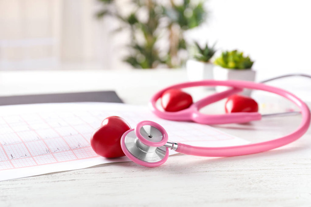 医療聴診器、心電図、白い木製のテーブルに赤いハート - 写真・画像