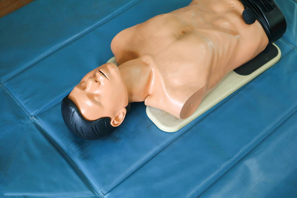 Addestramento manichino CPR per addestramento di aggiornamento di emergenza per assistere
 - Foto, immagini