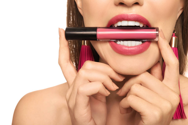 Mooie jonge vrouw met roze lippenstift in mond op witte achtergrond, close-up - Foto, afbeelding