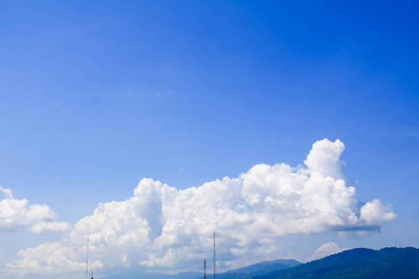 blauwe hemel met de cloud in zomer kunst van natuur mooie levendige en kopie ruimte voor toevoegen tekst - Foto, afbeelding