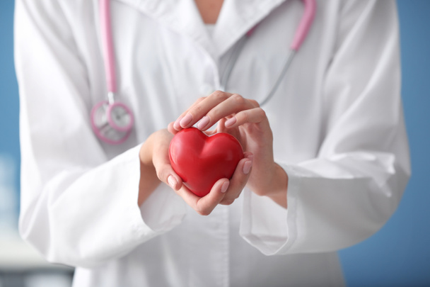 Cardiologo con cuore rosso in clinica, primo piano - Foto, immagini