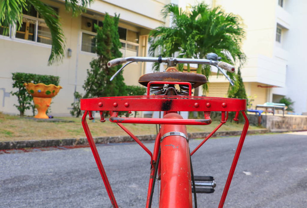 велосипед красный классический винтаж в прежней красивой на дороге с копировальным пространством для добавления текста
 - Фото, изображение