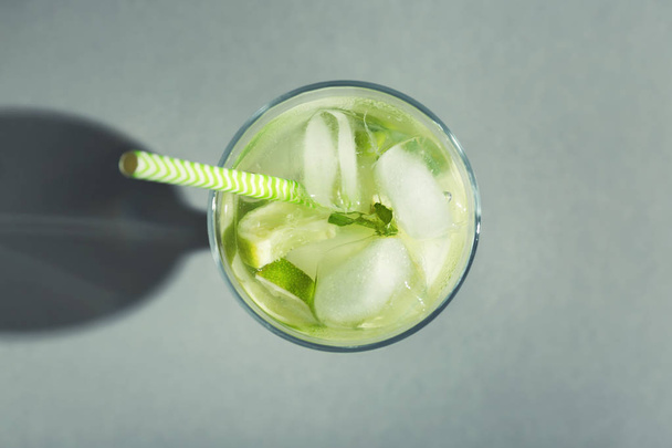 Glass of fresh cocktail on grey background - Φωτογραφία, εικόνα