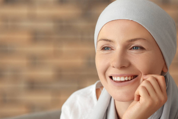 Portrait of happy woman after chemotherapy on blurred background - Foto, afbeelding