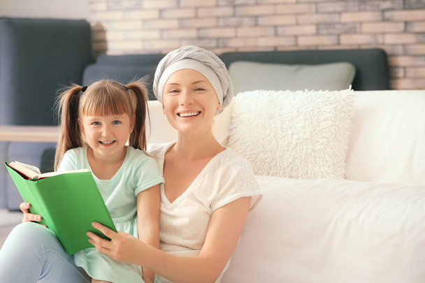Kleines Mädchen und ihre Mutter nach Chemotherapie lesen Buch zu Hause - Foto, Bild