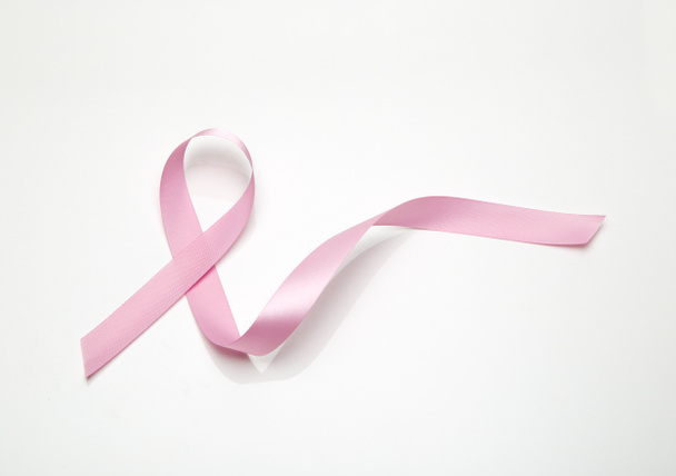 Beyaz arka plan üzerinde izole pembe meme kanseri şerit - Fotoğraf, Görsel