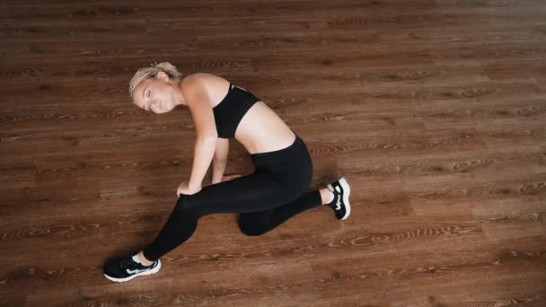 Kobieta, stretching szkolenia. Fitness dziewczyny Rozgrzewka przed treningiem - Materiał filmowy, wideo