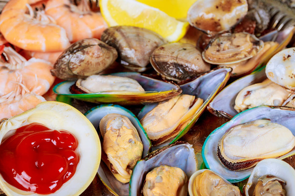 グリル緑唇ムール貝と海老レモンとトマト sauceready を食べる - 写真・画像