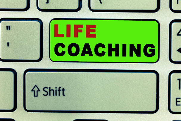Znak tekstowy pokazujący Life Coaching. Fotografia konceptualna Poprawa życia poprzez wyzwania Zachęca nas w naszej karierze - Zdjęcie, obraz