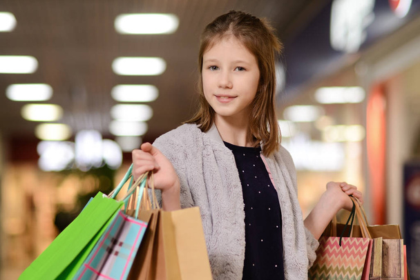 dívky jít nakupovat, nakupovat a měřit věci - Fotografie, Obrázek