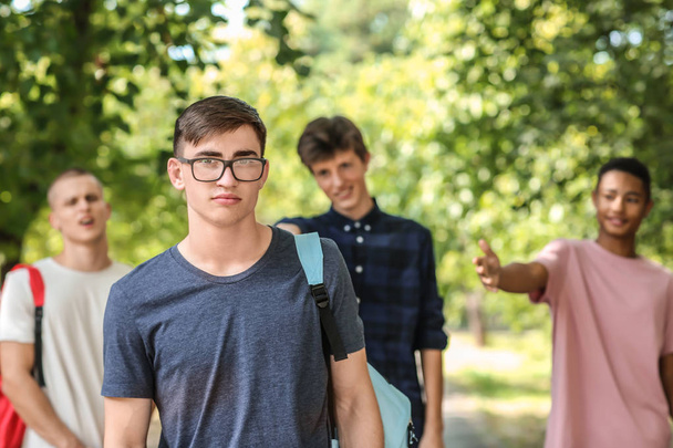Acoso adolescente con compañeros de escuela agresivos al aire libre
 - Foto, Imagen