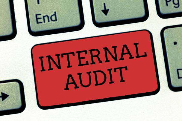 Píšu zprávu o interním auditu. Prezentace firemních fotografií Vyhodnotí efektivitu kontrol a procesů - Fotografie, Obrázek