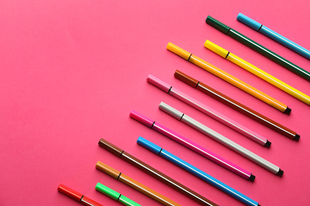 Verschillende vilt pennen op kleur achtergrond - Foto, afbeelding