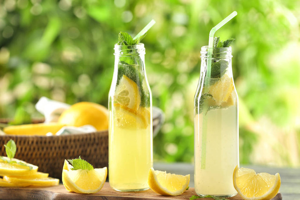 Pullot tuoretta limonadia puulaudalla
 - Valokuva, kuva