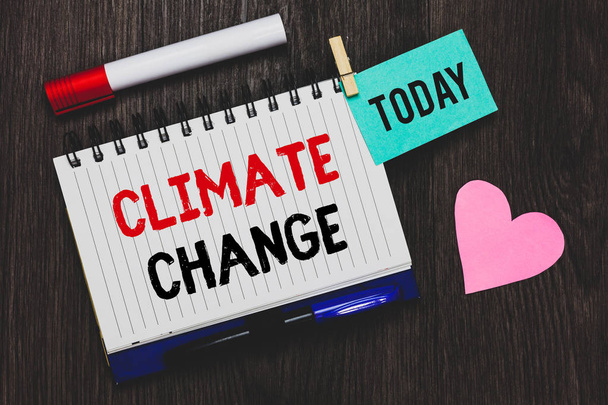 Írásbeli Megjegyzés mutatja az éghajlatváltozás. Üzleti fénykép bemutató növelése a globális átlagos hőmérséklet Időjárás átalakulás nyílt Jegyzettömb pin gazdaság emlékeztető marker szív fából készült háttér. - Fotó, kép