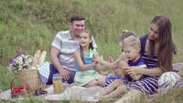 ヨーロッパの幸せな家族は、自然の残りを持っています。ピクニック タイム。4 k - 映像、動画