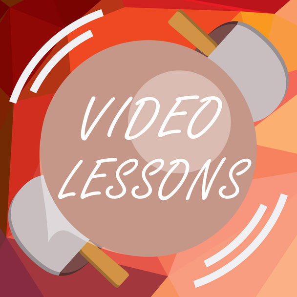 Escribir una nota mostrando lecciones de video. Foto de negocios mostrando material de educación en línea para un tema Visualización y aprendizaje
 - Foto, imagen