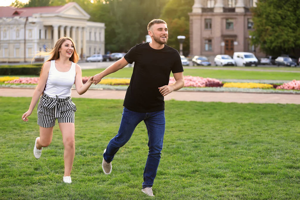 Feliz pareja amorosa corriendo al aire libre
 - Foto, Imagen