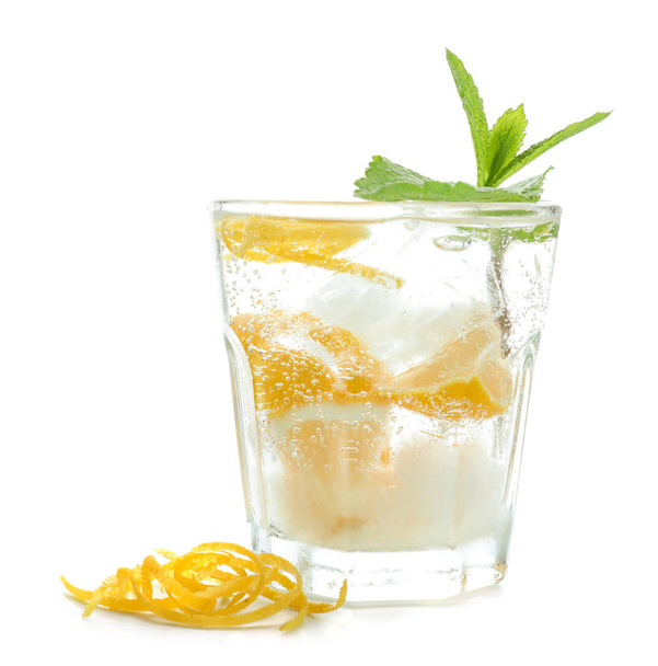 Glas verse limonade op witte achtergrond - Foto, afbeelding