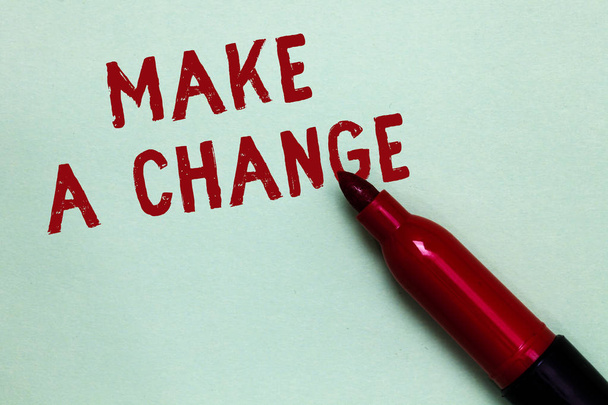 A kézírás szöveg, hogy A változás. Koncepció, ami azt jelenti, hozzon létre egy különbség változtatás van egy hatás átalakuló nyitott vörös markerként szándék közlése üzenet ötletek zöld háttér. - Fotó, kép
